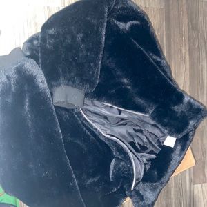 A L/G (11-13) no boundaries black crop fuzzy jacket